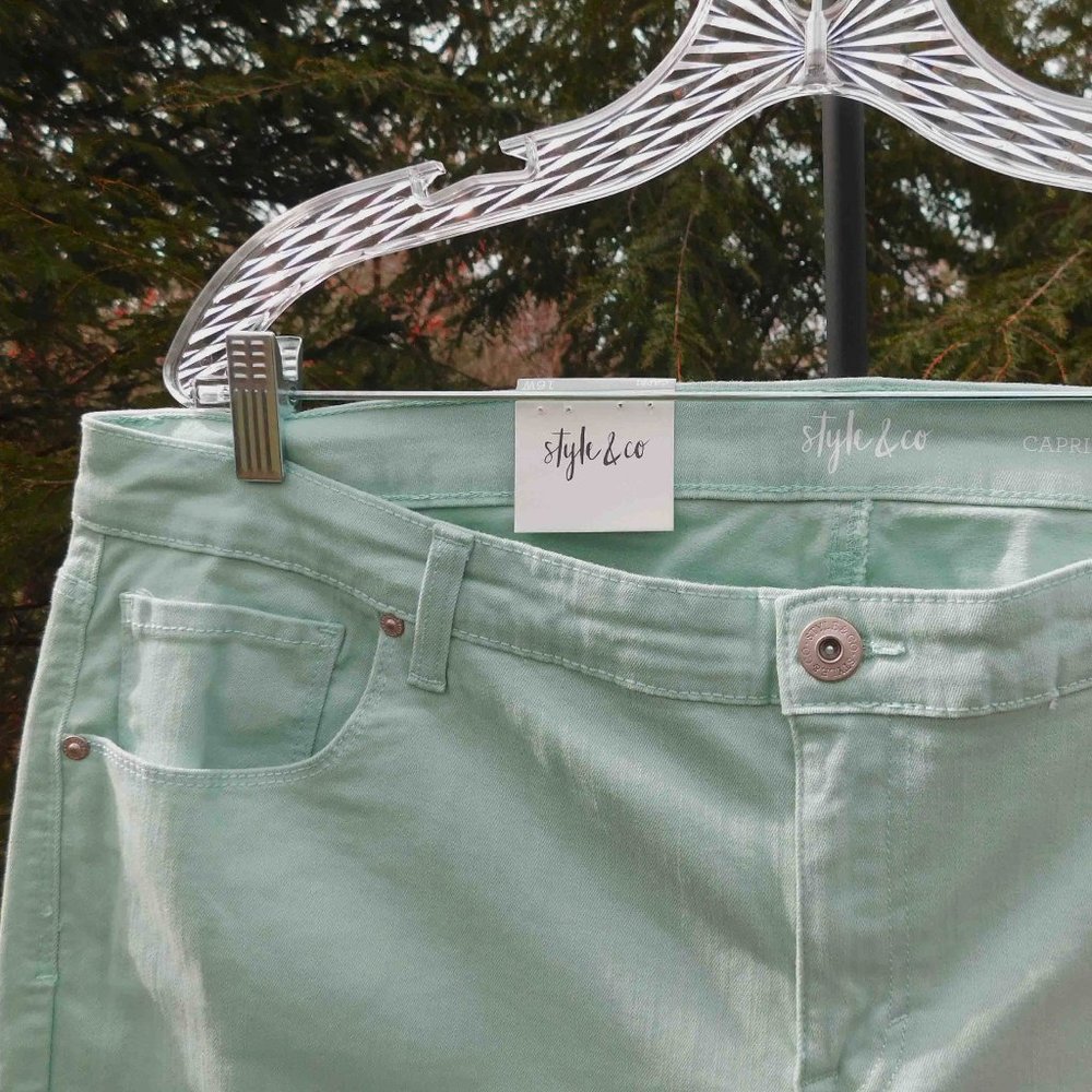 Style & Co Plus 16W Curvy Stretch Capri Jeans NWT - Picture 3 of 5